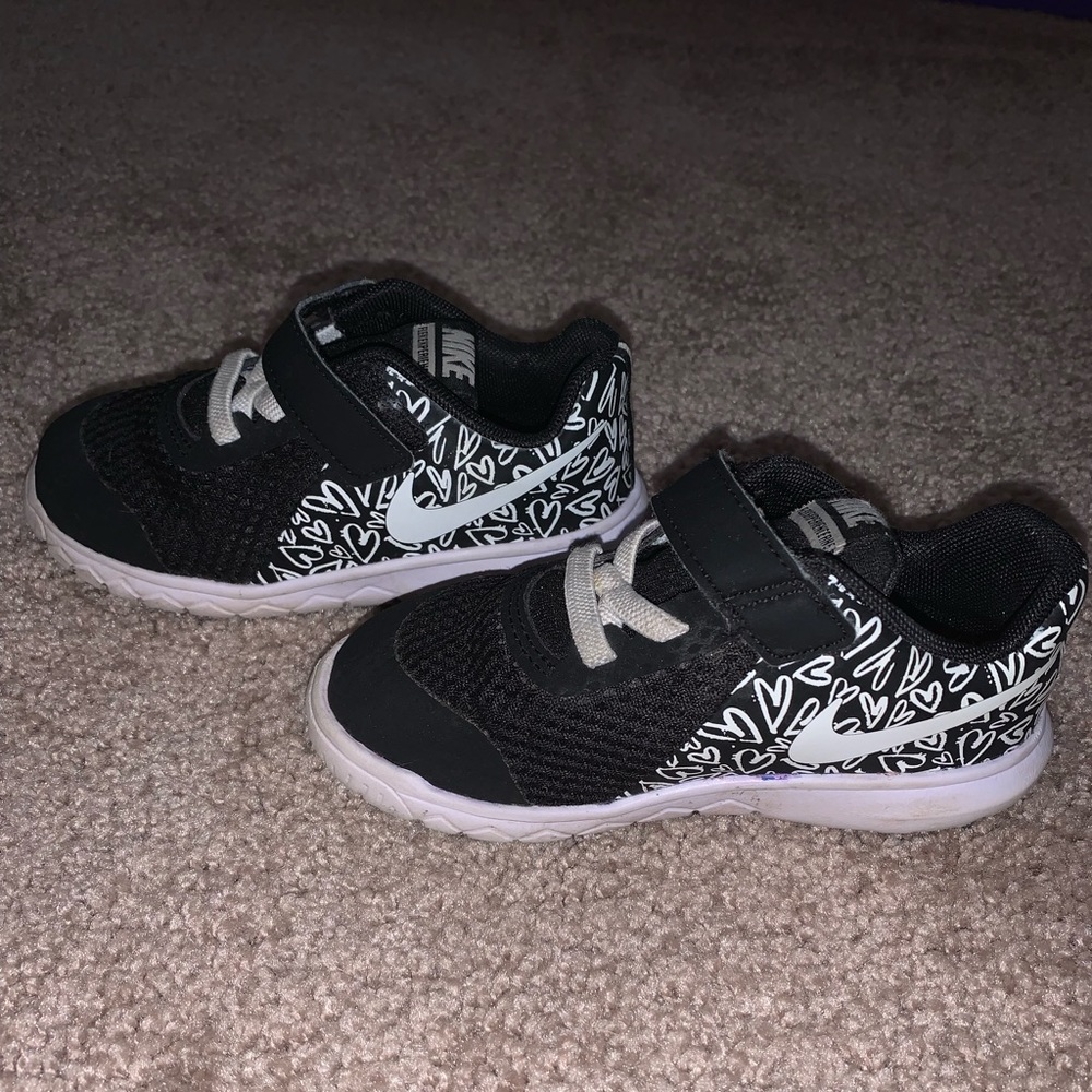 Toddler girls Nike sneakers